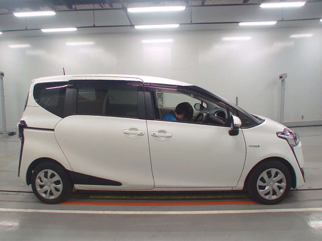 2016 Toyota Sienta NHP170G[2]