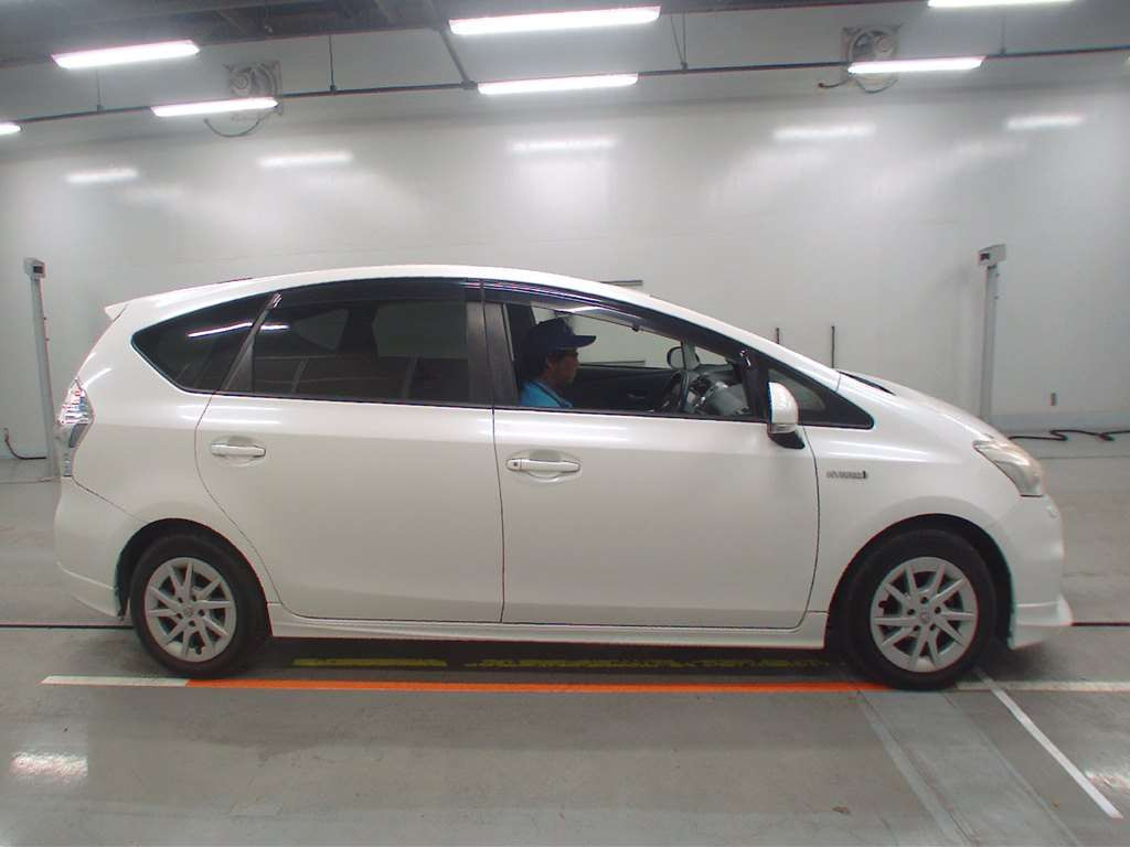 2012 Toyota Prius alpha ZVW41W[2]