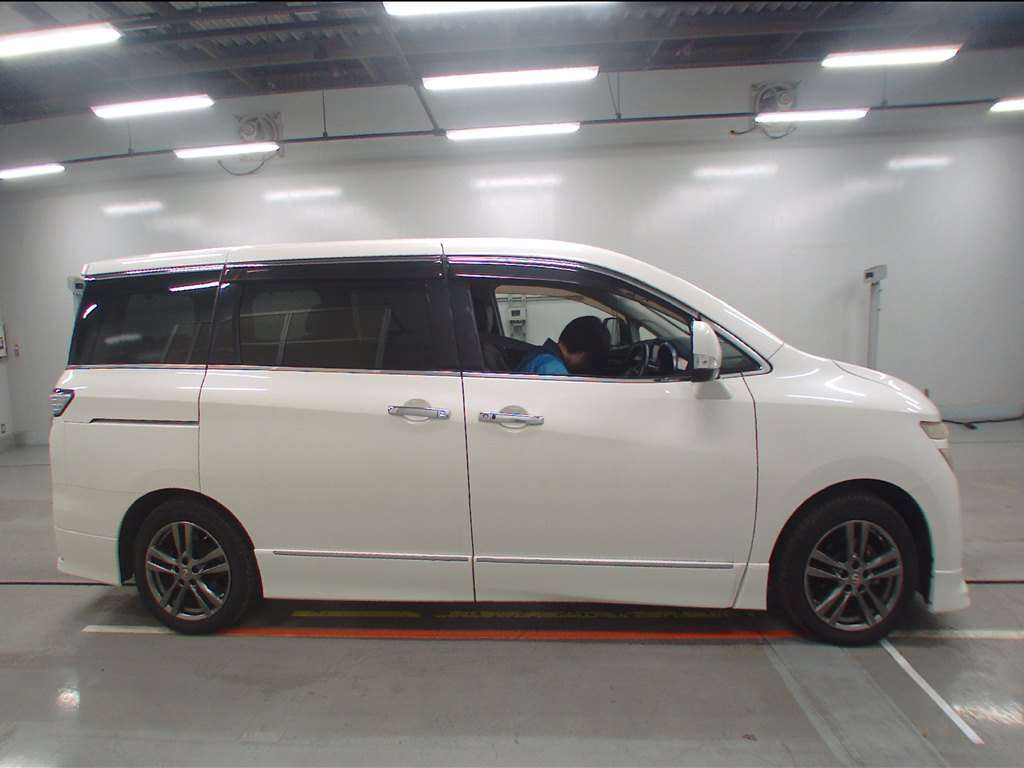 2012 Nissan Elgrand TE52[2]