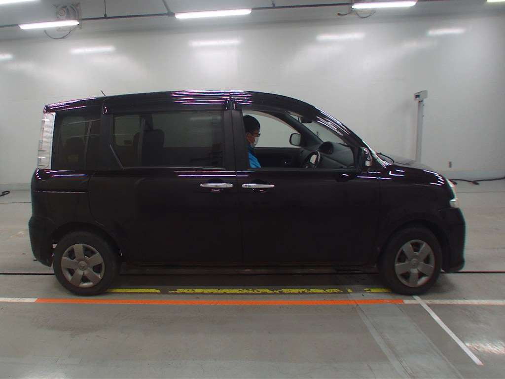 2011 Toyota Sienta NCP81G[2]