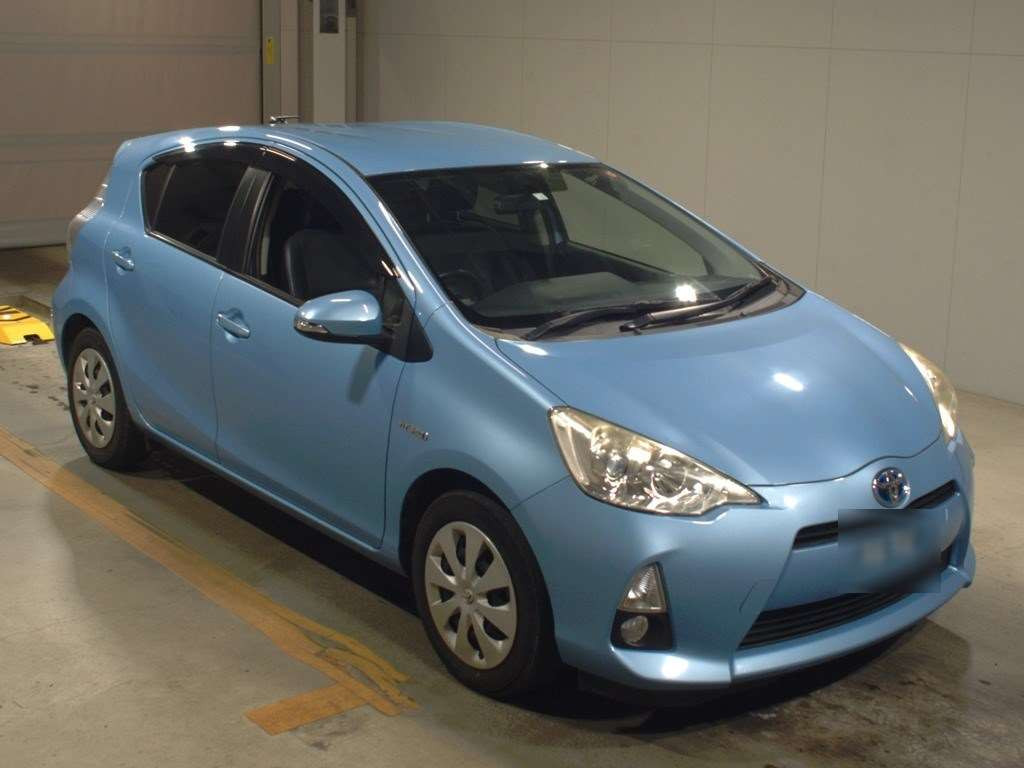 2014 Toyota Aqua NHP10[2]