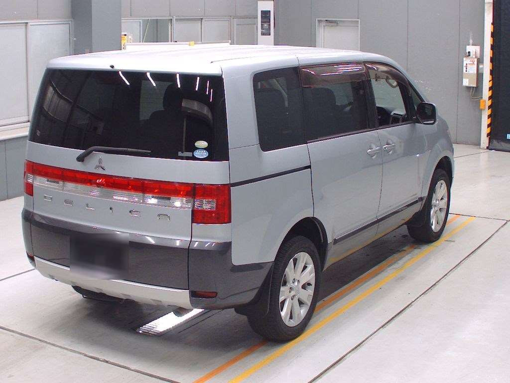 2010 Mitsubishi Delica D5 CV5W[1]