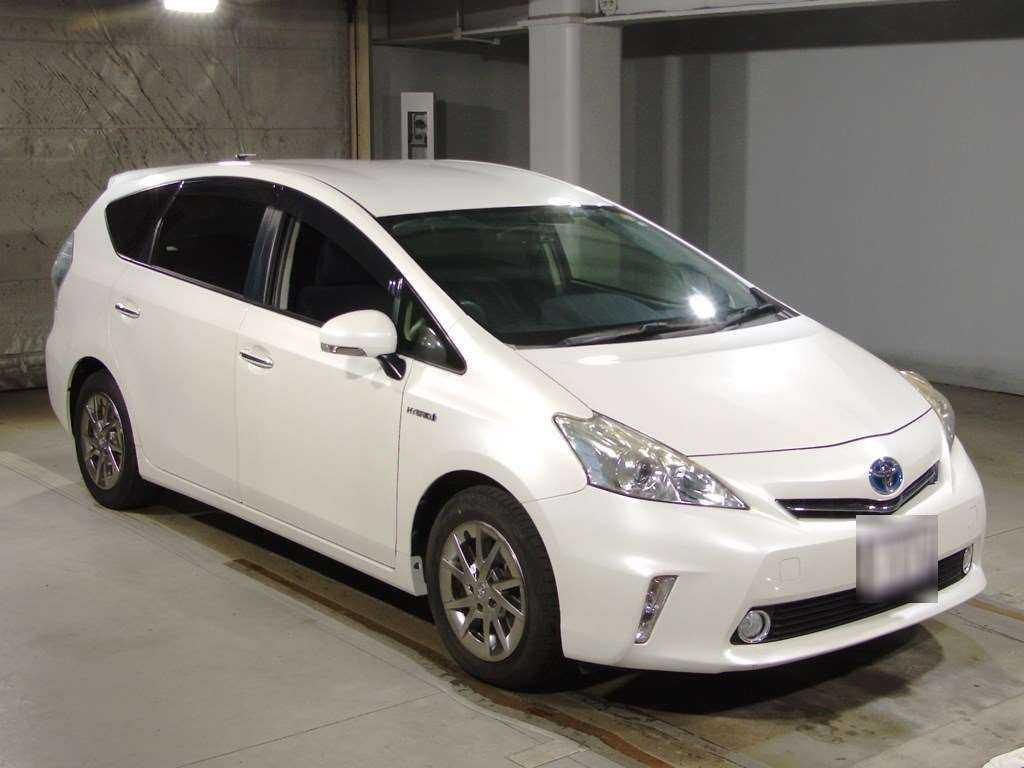 2014 Toyota Prius alpha ZVW41W[2]