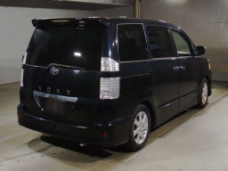 2005 Toyota Voxy