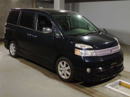 2005 Toyota Voxy