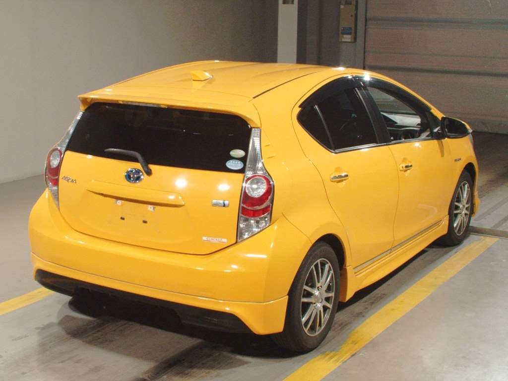 2012 Toyota Aqua NHP10[1]