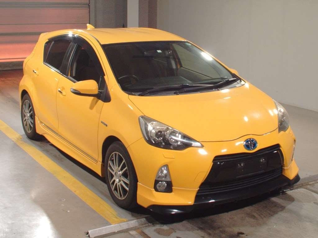 2012 Toyota Aqua NHP10[2]