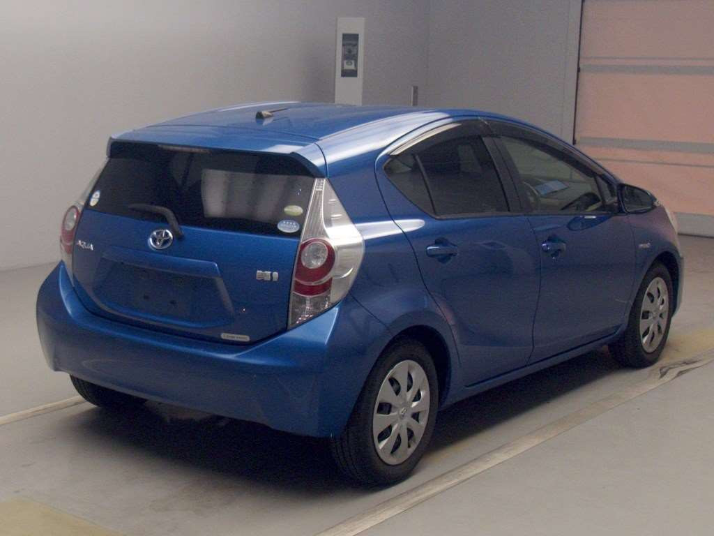 2012 Toyota Aqua NHP10[1]