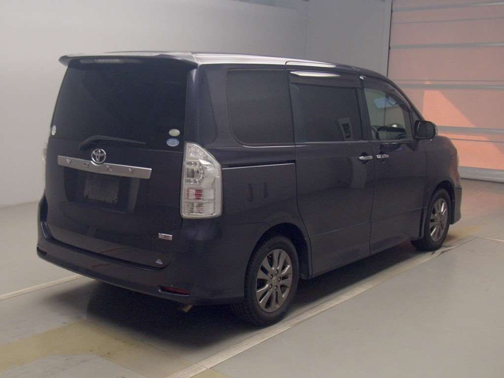 2011 Toyota Voxy ZRR70W[1]