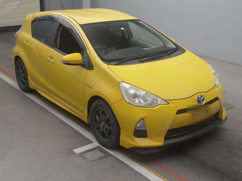 2012 Toyota Aqua NHP10[2]