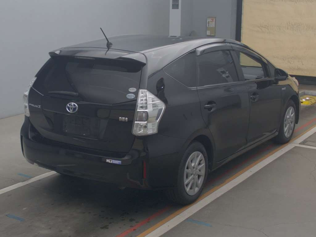 2012 Toyota Prius alpha ZVW41W[1]