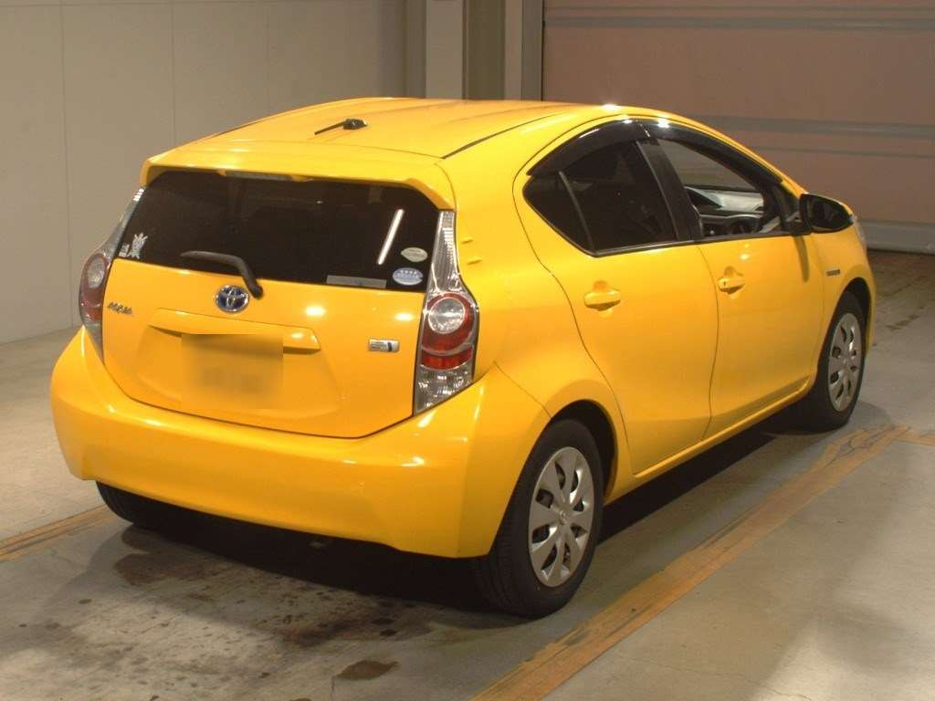 2012 Toyota Aqua NHP10[1]