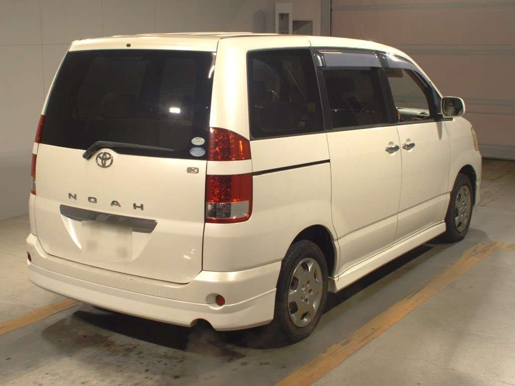 2005 Toyota Noah AZR60G[1]