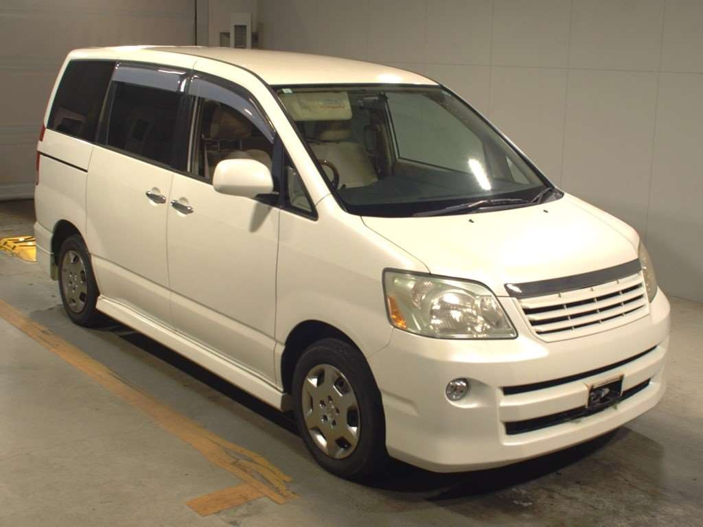 2005 Toyota Noah AZR60G[2]