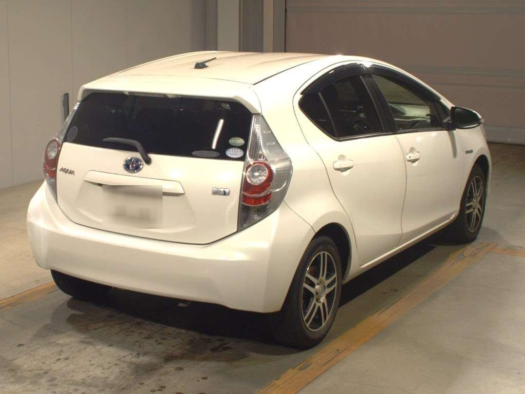 2014 Toyota Aqua NHP10[1]