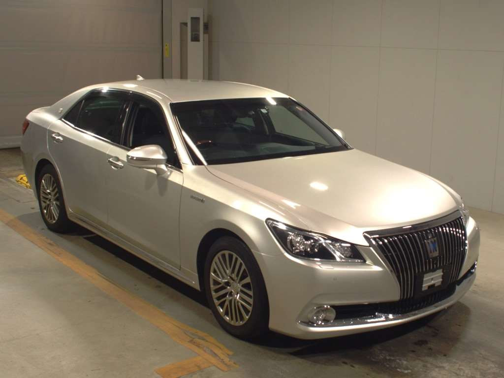 2015 Toyota Crown Majesta GWS214[2]