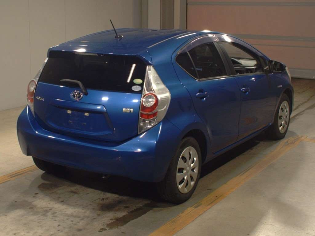 2014 Toyota Aqua NHP10[1]