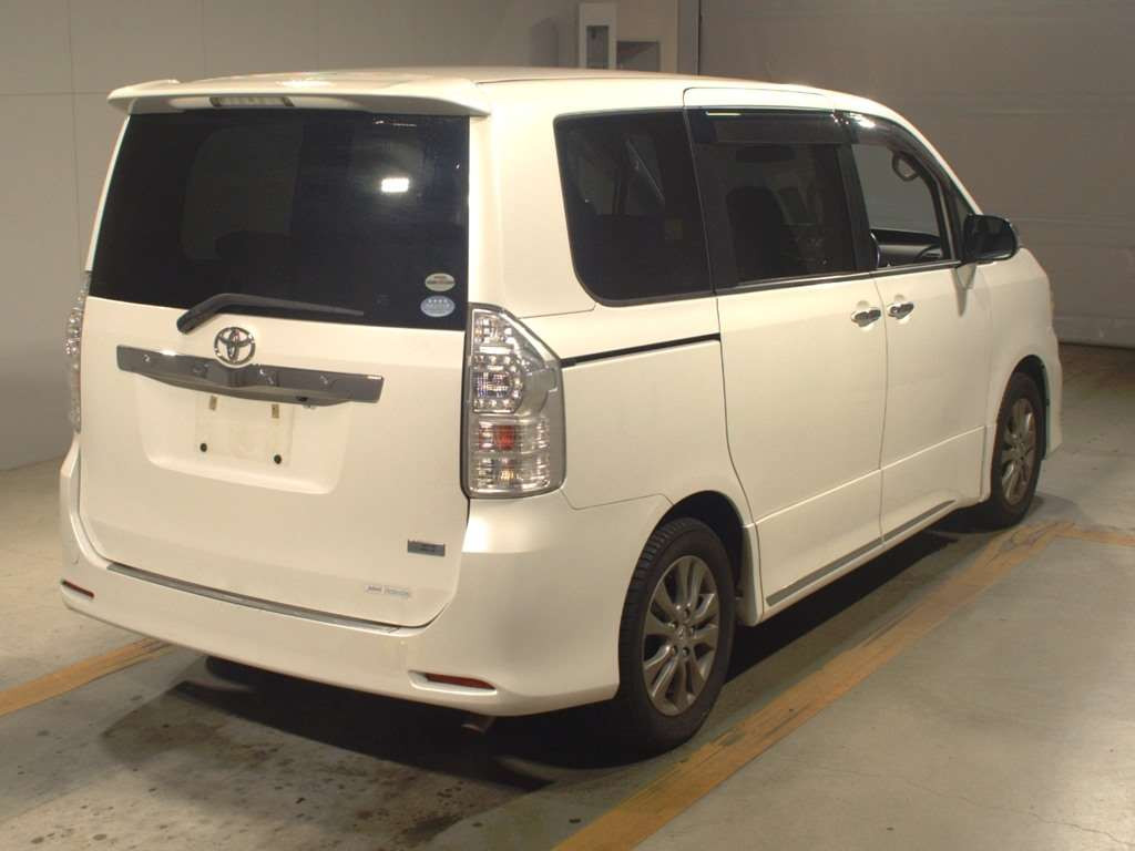 2011 Toyota Voxy ZRR70W[1]