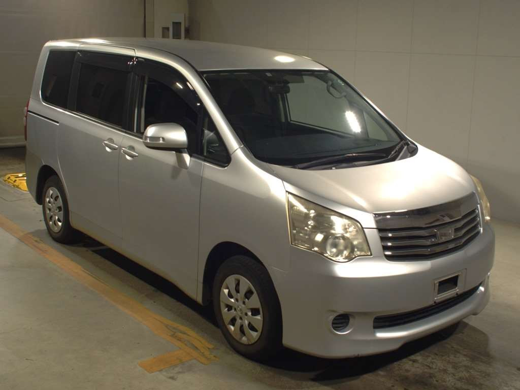 2010 Toyota Noah ZRR70G[2]