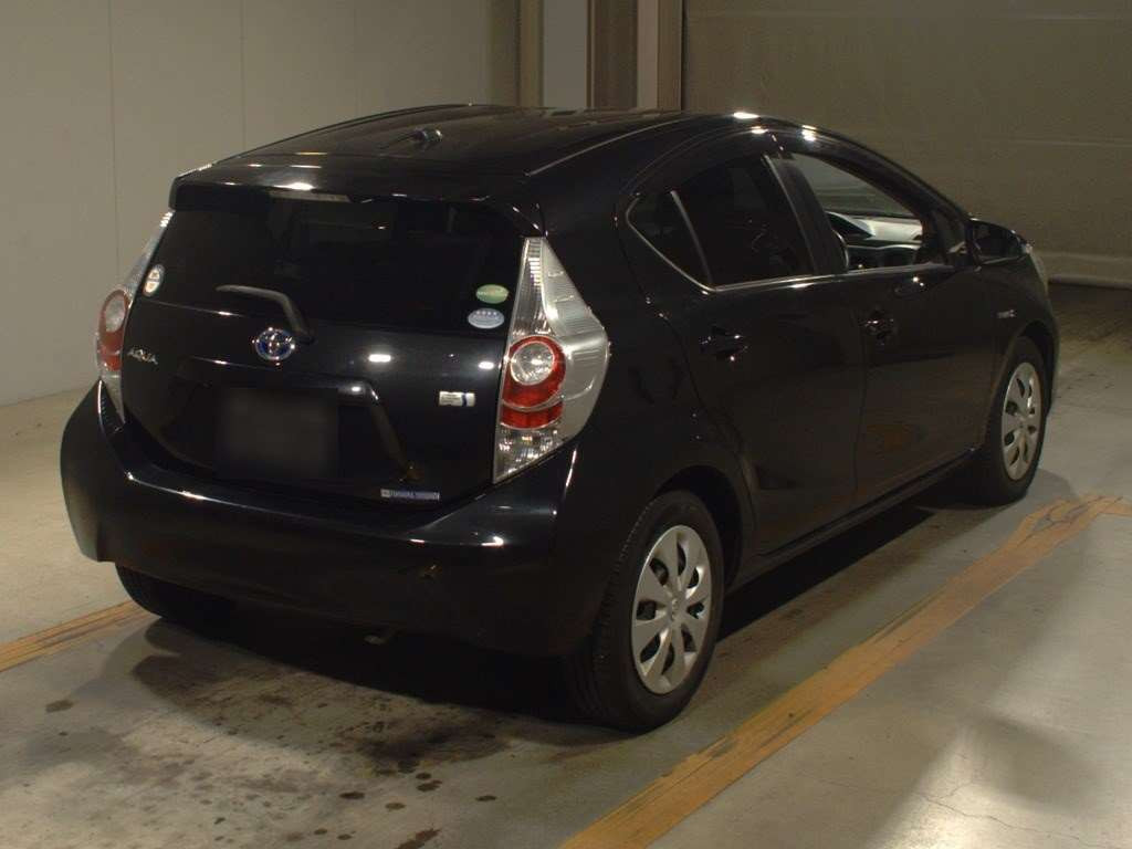 2013 Toyota Aqua NHP10[1]