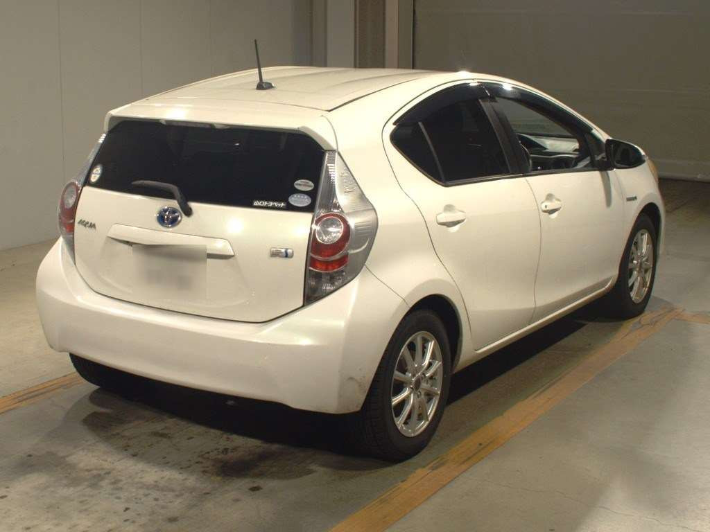 2012 Toyota Aqua NHP10[1]