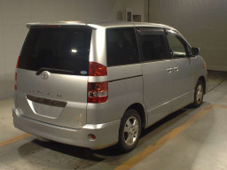 2004 Toyota Noah