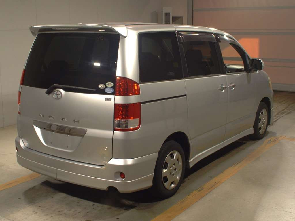 2005 Toyota Noah AZR60G[1]