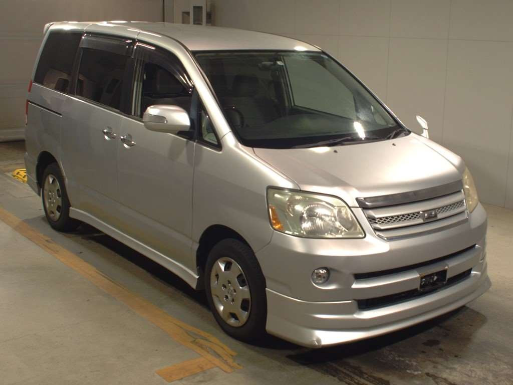 2005 Toyota Noah AZR60G[2]