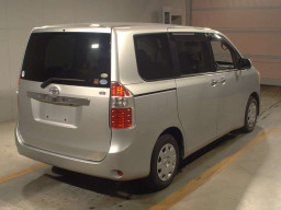 2010 Toyota Noah