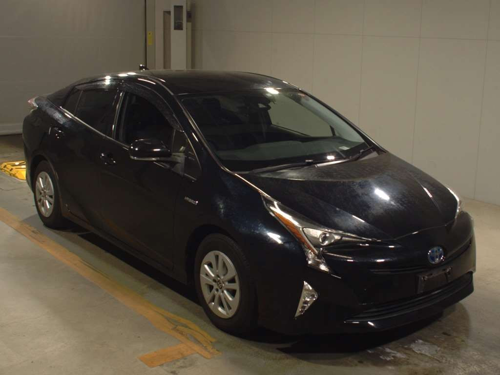 2017 Toyota Prius ZVW50[2]