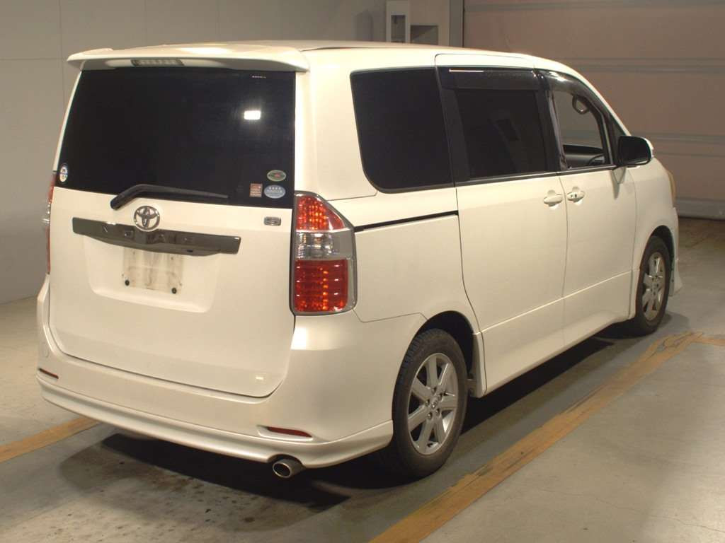 2010 Toyota Noah ZRR70W[1]