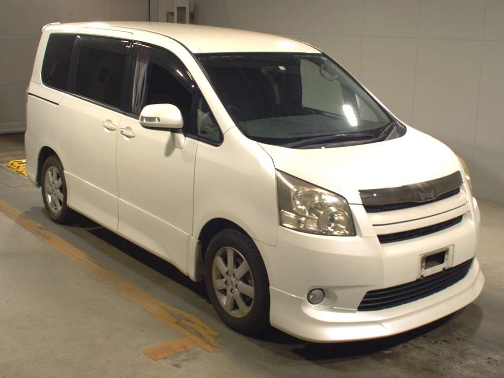 2010 Toyota Noah ZRR70W[2]