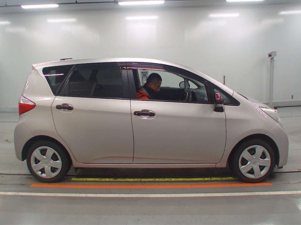 2011 Toyota Ractis NSP120[2]