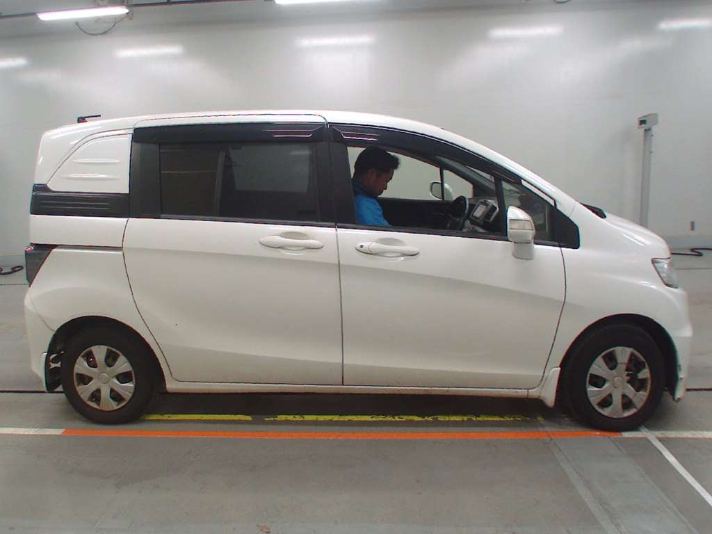 2015 Honda Freed Spike GB3[2]