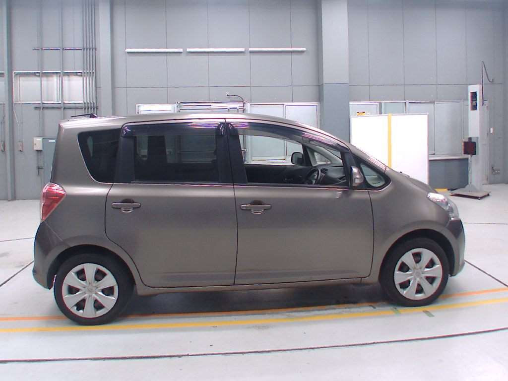 2010 Toyota Ractis SCP100[2]