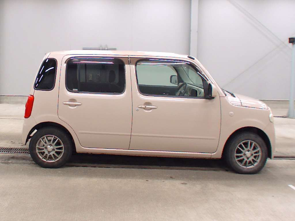 2010 Daihatsu Mira Cocoa L675S[2]