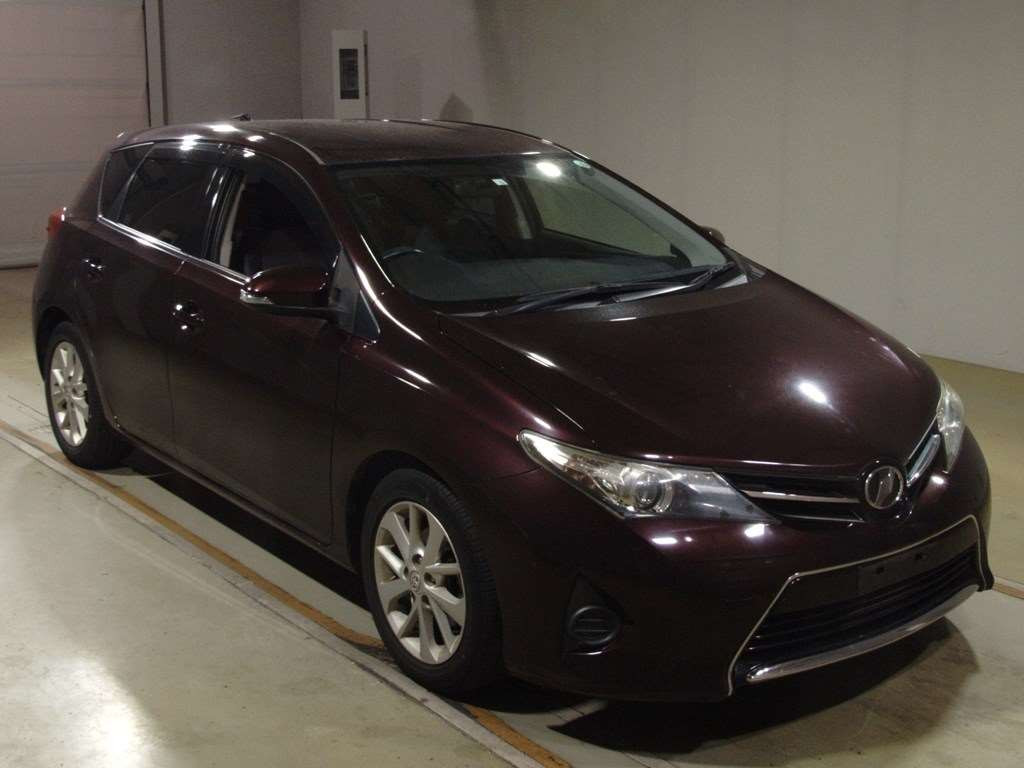 2014 Toyota Auris NZE181H[2]