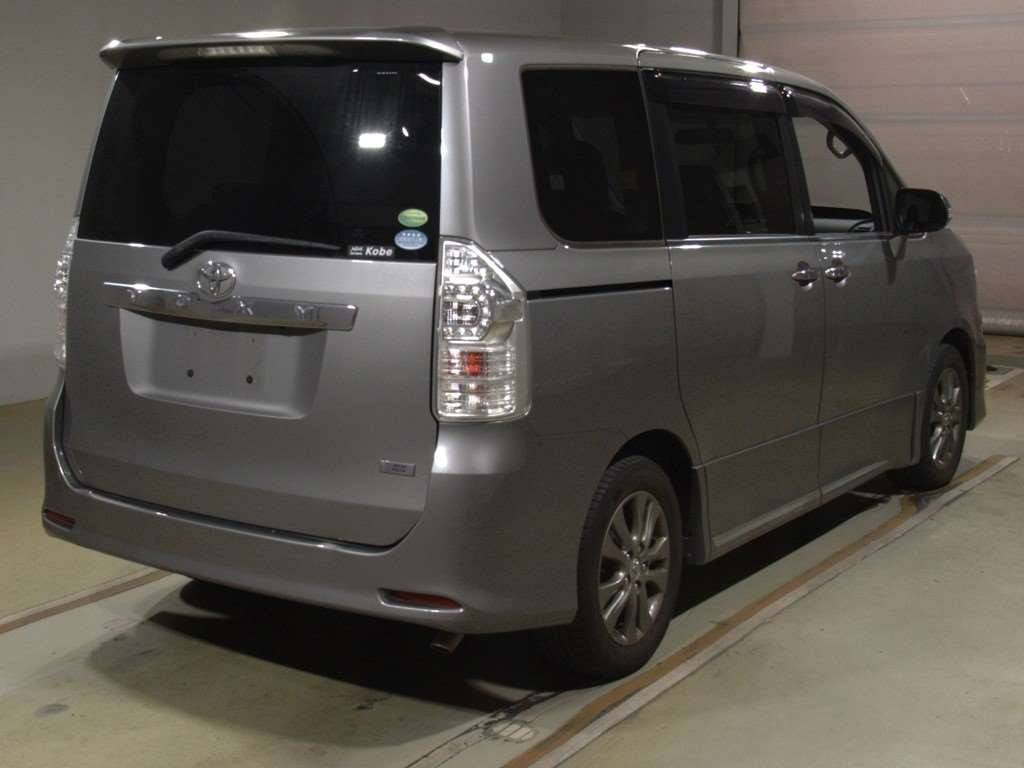 2013 Toyota Voxy ZRR70W[1]