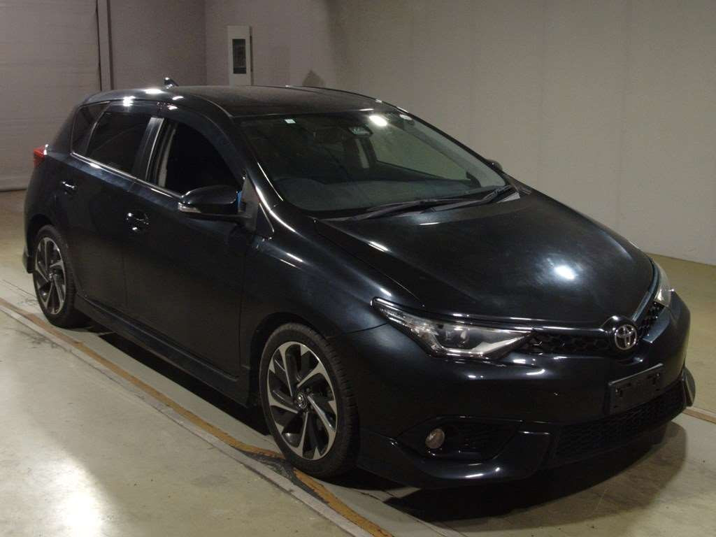 2016 Toyota Auris NRE185H[2]