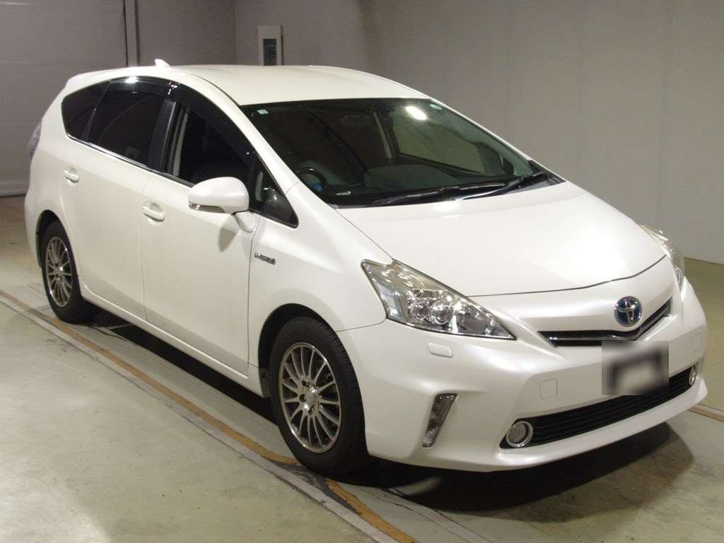 2014 Toyota Prius alpha ZVW41W[2]