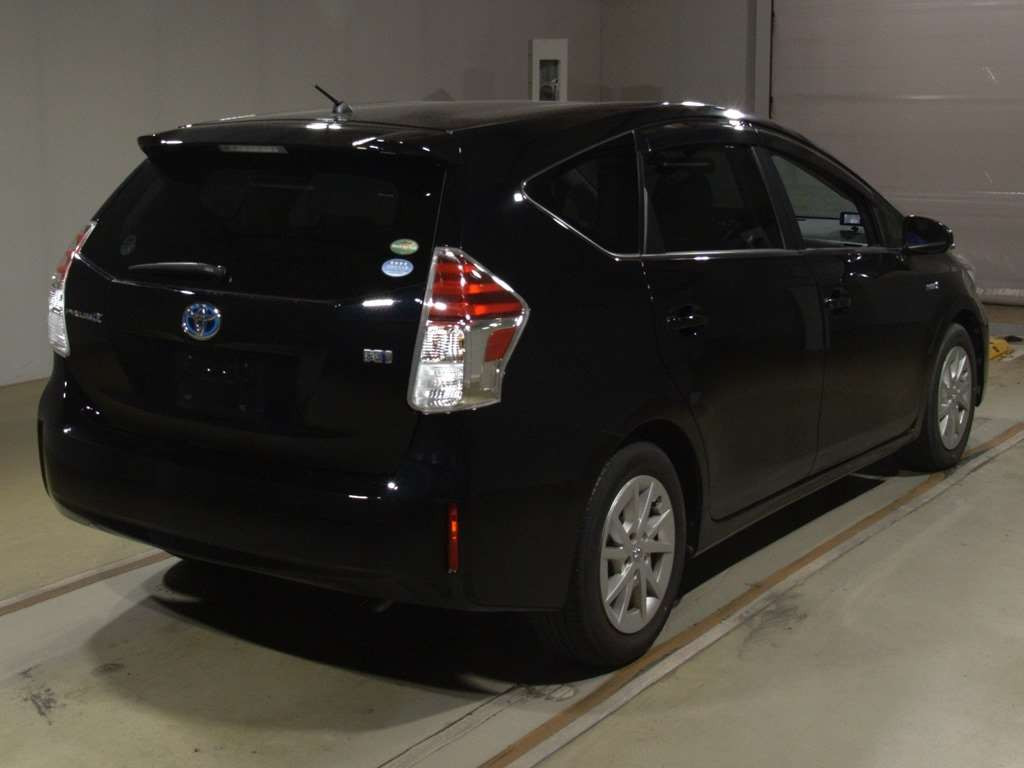 2016 Toyota Prius alpha ZVW41W[1]