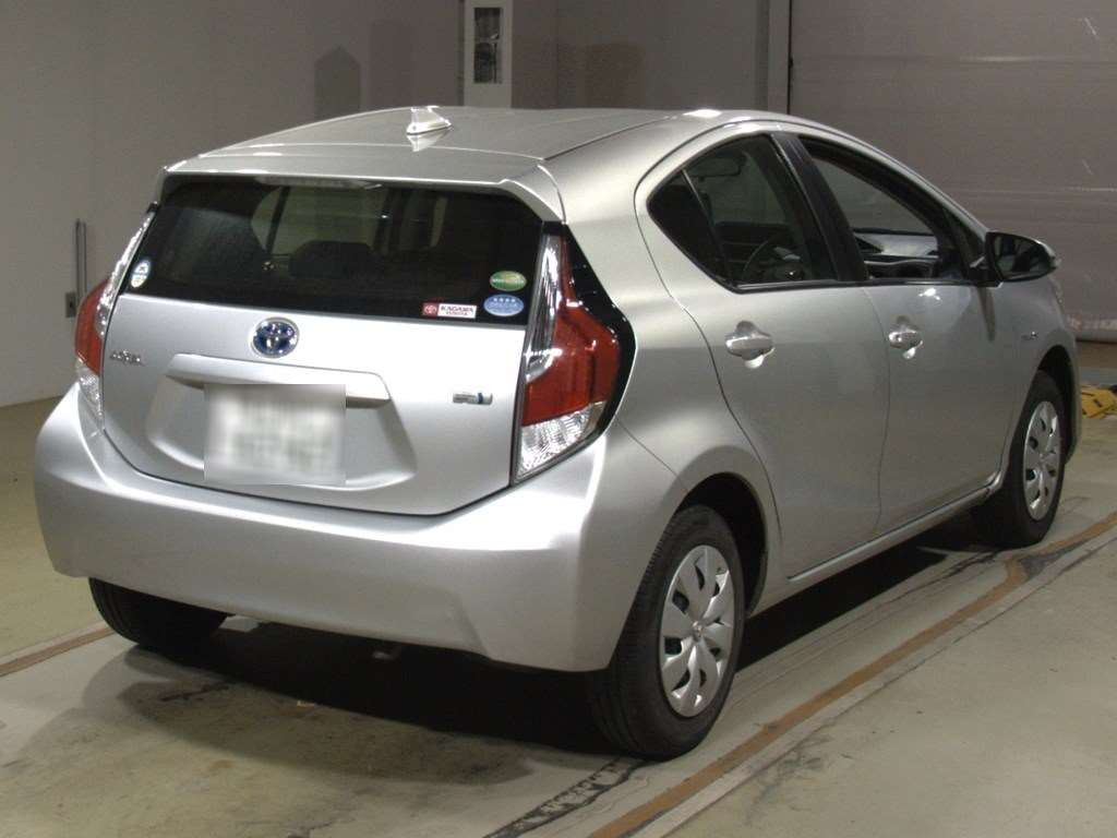 2016 Toyota Aqua NHP10[1]