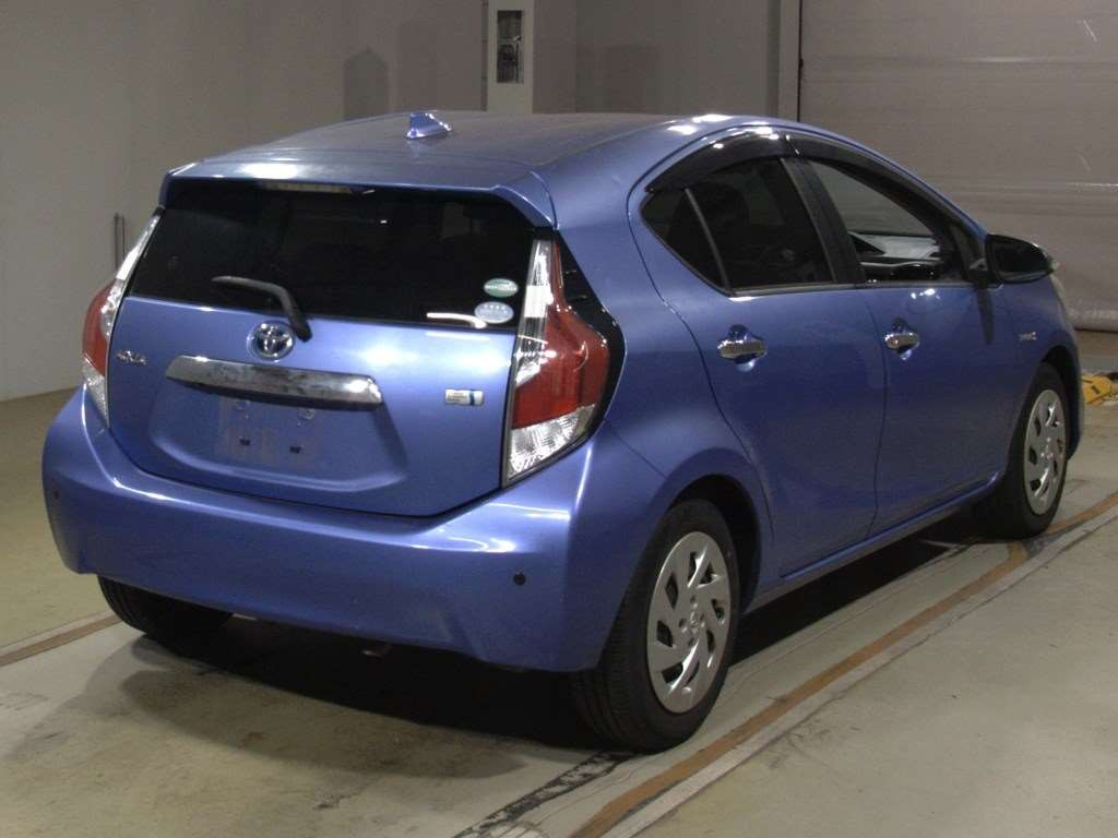 2015 Toyota Aqua NHP10[1]