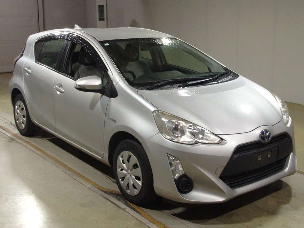 2015 Toyota Aqua NHP10[2]