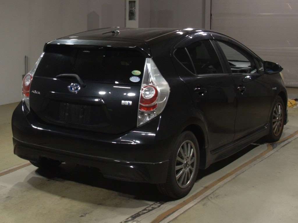 2012 Toyota Aqua NHP10[1]