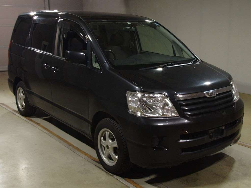 2003 Toyota Noah AZR60G[2]