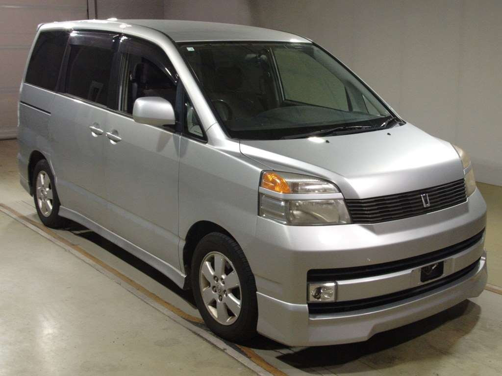 2002 Toyota Voxy AZR60G[2]