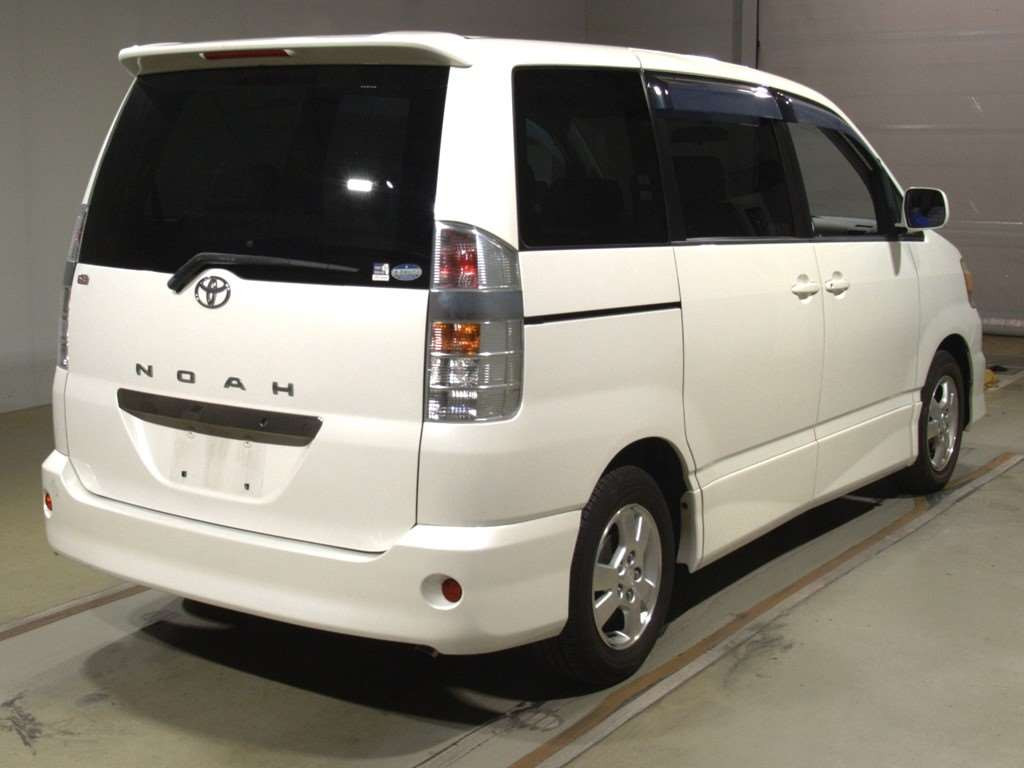 2002 Toyota Noah AZR60G[1]