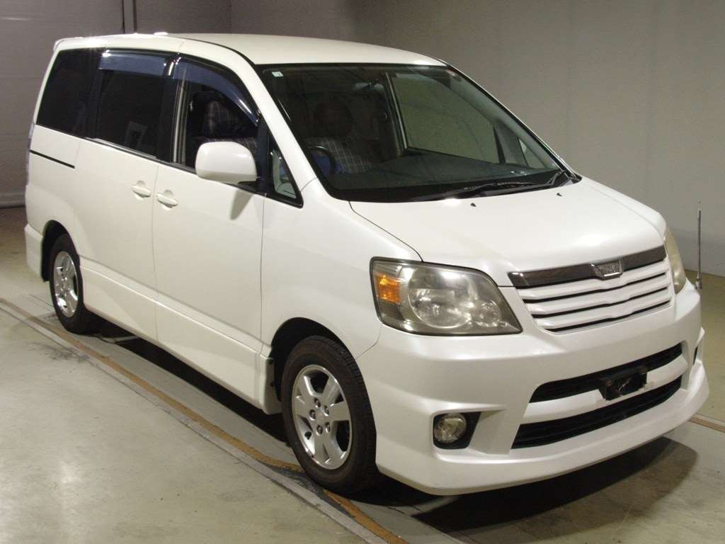 2002 Toyota Noah AZR60G[2]