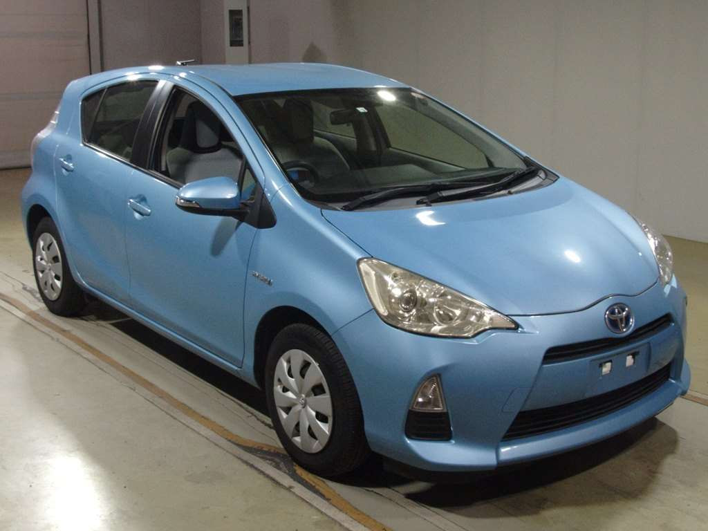 2014 Toyota Aqua NHP10[2]